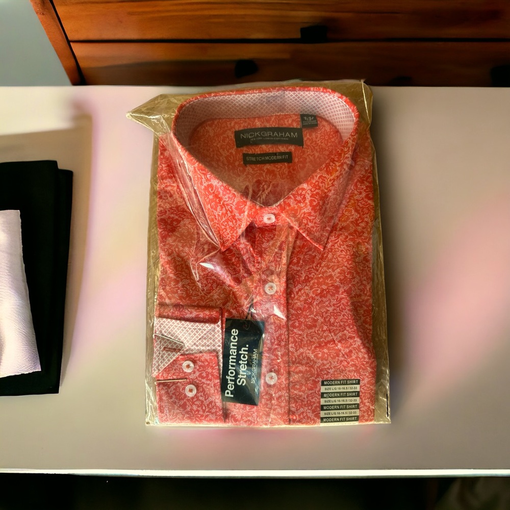 This modern fit cotton stretch dress shirt offers comfort from morning to night
